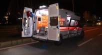 OTOMOBİL İLE AMBULANS ÇARPIŞTI 2 YARALI