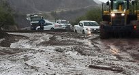 SEL NEDENİYLE ARAÇLAR YOLDA MAHSUR KALDI