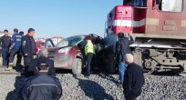 TREN ÇARPTIĞI OTOMOBİLİ 200 METRE SÜRÜKLEDİ 1’İ AĞR 2 YARALI