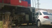 TREN’İN ÇARPTIĞI OTOMOBİLDE 4 KİŞİ YARALANDI