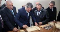 VALİ ZORLUOĞLU VE BAŞKAN YANILMAZ AHŞAP OYMACILIĞI VE BOYAMA’ KURSUNDA İNCELEMELERDE BULUNDU