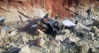 VİRAJI ALAMAYAN ARAÇ UÇURUMA YUVARLANDI 2 ÖLÜ