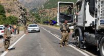 YOL KESME EYLEMİNDE BULUNAN PKK LILAR DAN BİR ÖLÜ ELE GEÇİRİLDİ