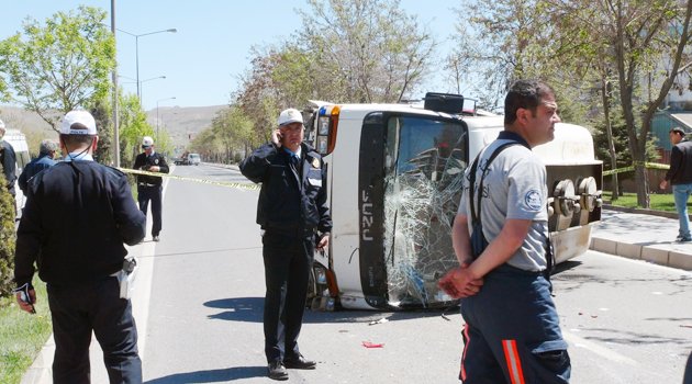 TABLACIYA ÇARPMAMAK İÇİN 3 ARAÇ BİRBİRİNE GİRDİ