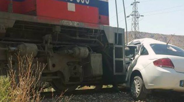 TREN’İN ÇARPTIĞI OTOMOBİLDE 4 KİŞİ YARALANDI