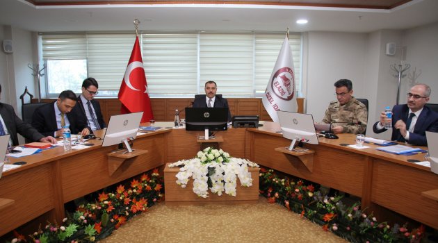 VALİ KALDIRIM MERKEZE BAĞLI KÖY MUHTARLARIYLA BİRARAYA GELDİ