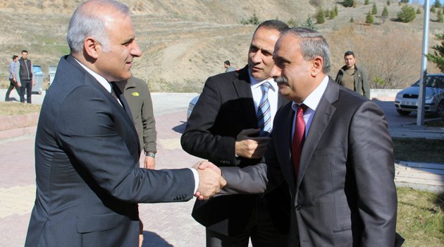 VALİ ZORLUOĞLU KAMU YÖNETİMİ ÖĞRENCİLERİYLE BULUŞTU