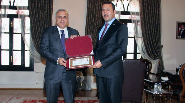VALİ ZORLUOĞLU’NDAN KARAHAN’A BAŞARI ÖDÜLÜ