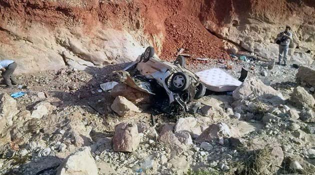 VİRAJI ALAMAYAN ARAÇ UÇURUMA YUVARLANDI 2 ÖLÜ