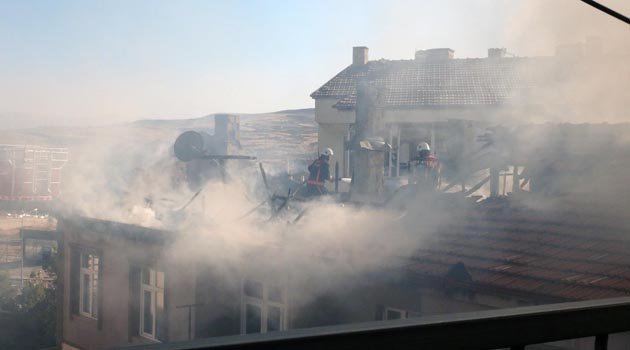 YANGINDA YAŞLI ÇİFT İTFAİYE TARAFINDAN KURTARILDI