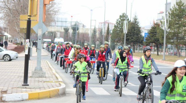 YEŞİLAY VE BİSİKLETLİLER DERNEĞİ YEŞİLAY HAFTASI NEDENİYLE HALKA AÇIK BİSİKLET TURU DÜZENLEDİ.