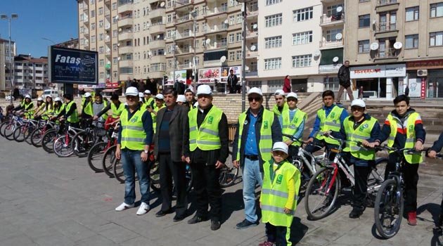 YEŞİLAY VE BİSİKLETLİLER DERNEĞİNDEN HALKA AÇIK BİSİKLET TURU DÜZENLENDİ
