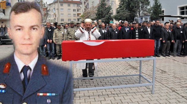 YOL KENARINDA ÖLÜ BULUNAN ASTSUBAY ELAZIĞ’DA TOPRAĞA VERİLDİ